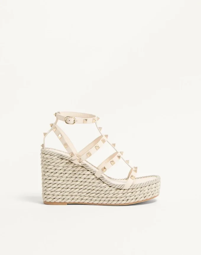 Rockstud Keilsandaletten aus Kalbsleder mit Riemchen 95 mm Rockstud Keilsandaletten aus Kalbsleder mit Riemchen 95 mm