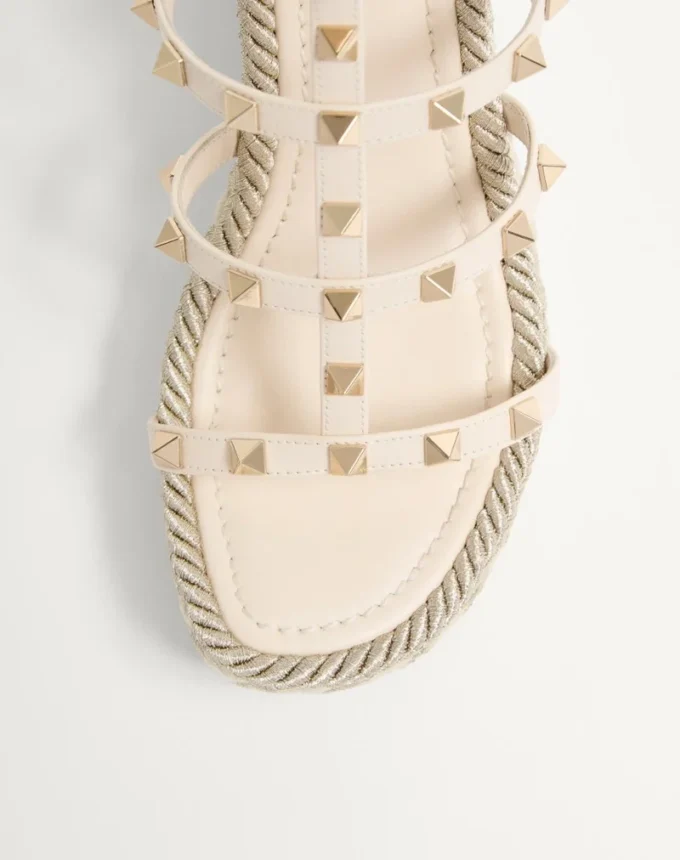Rockstud Keilsandaletten aus Kalbsleder mit Riemchen 95 mm Rockstud Keilsandaletten aus Kalbsleder mit Riemchen 95 mm