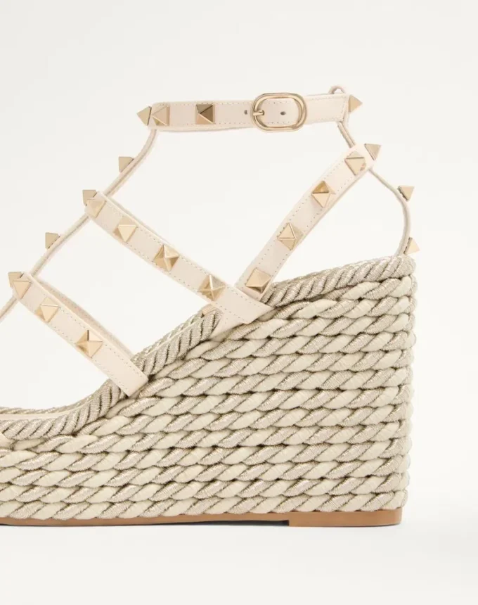 Rockstud Keilsandaletten aus Kalbsleder mit Riemchen 95 mm Rockstud Keilsandaletten aus Kalbsleder mit Riemchen 95 mm