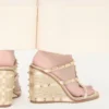 Rockstud-Keilsandaletten aus laminiertem Nappaleder mit Cornely-Stickerei 100 mm Rockstud-Keilsandaletten aus laminiertem Nappaleder mit Cornely-Stickerei 100 mm