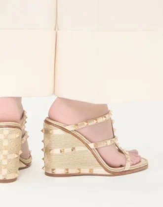 Rockstud-Keilsandaletten aus laminiertem Nappaleder mit Cornely-Stickerei 100 mm