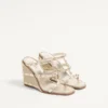 Rockstud-Keilsandaletten aus laminiertem Nappaleder mit Cornely-Stickerei 100 mm Rockstud-Keilsandaletten aus laminiertem Nappaleder mit Cornely-Stickerei 100 mm