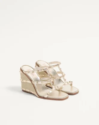 Rockstud-Keilsandaletten aus laminiertem Nappaleder mit Cornely-Stickerei 100 mm
