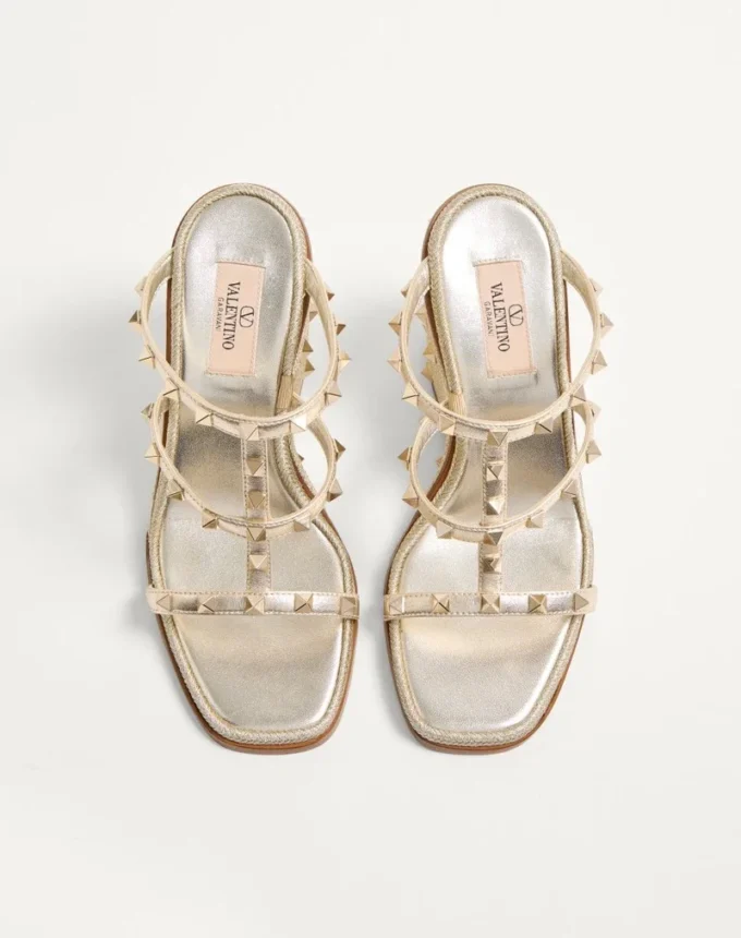 Rockstud-Keilsandaletten aus laminiertem Nappaleder mit Cornely-Stickerei 100 mm Rockstud-Keilsandaletten aus laminiertem Nappaleder mit Cornely-Stickerei 100 mm
