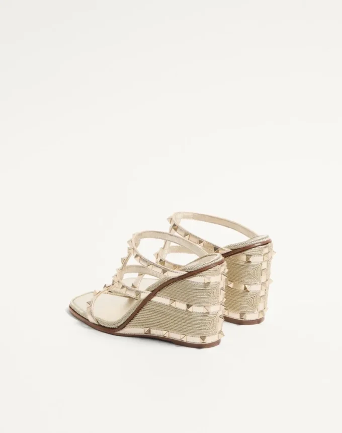 Rockstud-Keilsandaletten aus laminiertem Nappaleder mit Cornely-Stickerei 100 mm Rockstud-Keilsandaletten aus laminiertem Nappaleder mit Cornely-Stickerei 100 mm