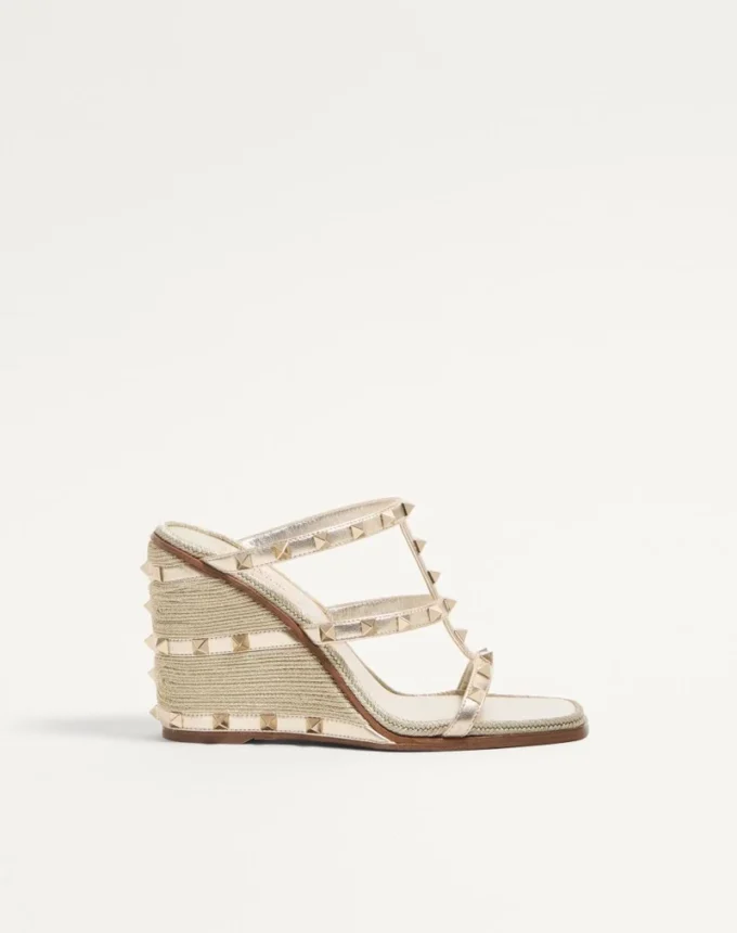Rockstud-Keilsandaletten aus laminiertem Nappaleder mit Cornely-Stickerei 100 mm Rockstud-Keilsandaletten aus laminiertem Nappaleder mit Cornely-Stickerei 100 mm