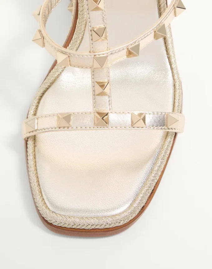 Rockstud-Keilsandaletten aus laminiertem Nappaleder mit Cornely-Stickerei 100 mm Rockstud-Keilsandaletten aus laminiertem Nappaleder mit Cornely-Stickerei 100 mm