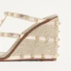 Rockstud-Keilsandaletten aus laminiertem Nappaleder mit Cornely-Stickerei 100 mm Rockstud-Keilsandaletten aus laminiertem Nappaleder mit Cornely-Stickerei 100 mm