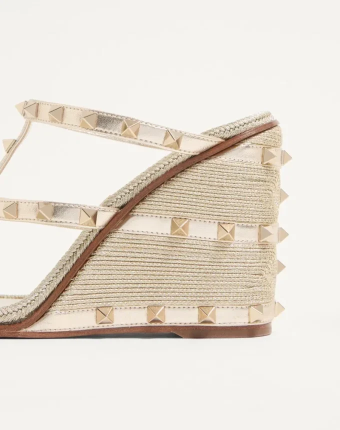 Rockstud-Keilsandaletten aus laminiertem Nappaleder mit Cornely-Stickerei 100 mm Rockstud-Keilsandaletten aus laminiertem Nappaleder mit Cornely-Stickerei 100 mm
