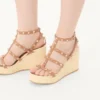 Rockstud Keilsandaletten mit Riemchen aus Kalbsleder 95 mm Rockstud Keilsandaletten mit Riemchen aus Kalbsleder 95 mm