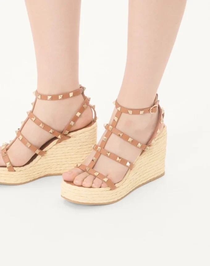 Rockstud Keilsandaletten mit Riemchen aus Kalbsleder 95 mm Rockstud Keilsandaletten mit Riemchen aus Kalbsleder 95 mm