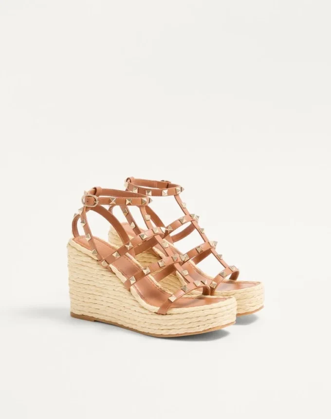 Rockstud Keilsandaletten mit Riemchen aus Kalbsleder 95 mm Rockstud Keilsandaletten mit Riemchen aus Kalbsleder 95 mm