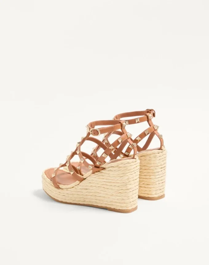 Rockstud Keilsandaletten mit Riemchen aus Kalbsleder 95 mm Rockstud Keilsandaletten mit Riemchen aus Kalbsleder 95 mm