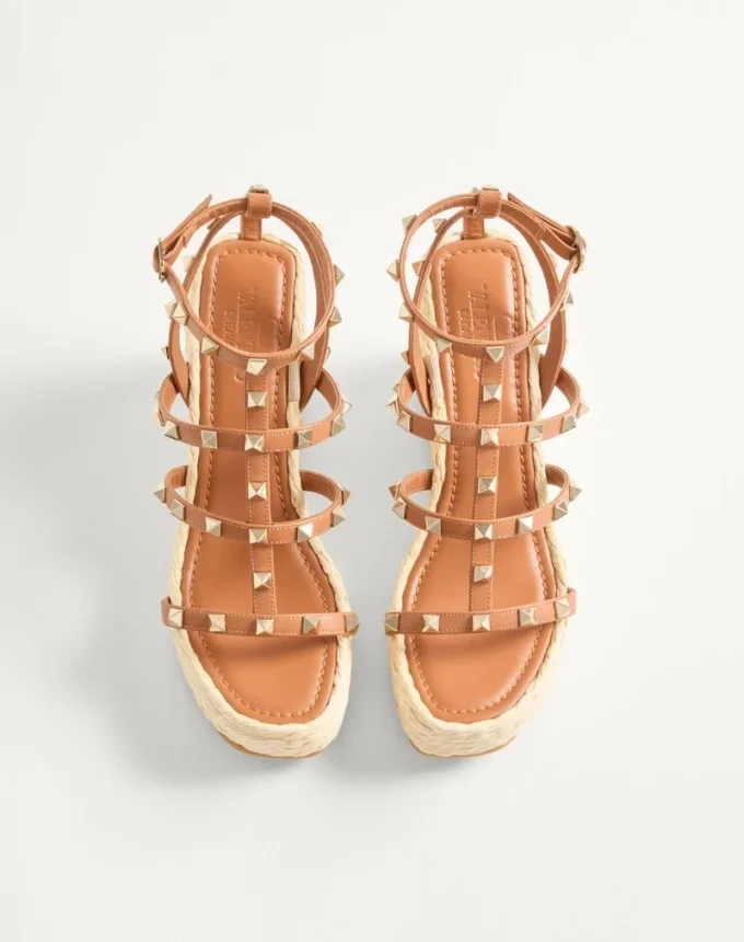 Rockstud Keilsandaletten mit Riemchen aus Kalbsleder 95 mm Rockstud Keilsandaletten mit Riemchen aus Kalbsleder 95 mm
