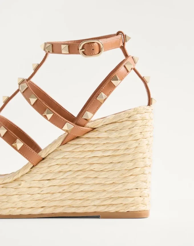 Rockstud Keilsandaletten mit Riemchen aus Kalbsleder 95 mm Rockstud Keilsandaletten mit Riemchen aus Kalbsleder 95 mm