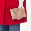 Rockstud Laminierte Clutch aus genarbtem Kalbsleder Rockstud Laminierte Clutch aus genarbtem Kalbsleder