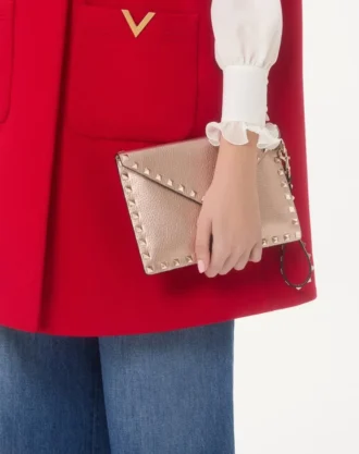 Rockstud Laminierte Clutch aus genarbtem Kalbsleder