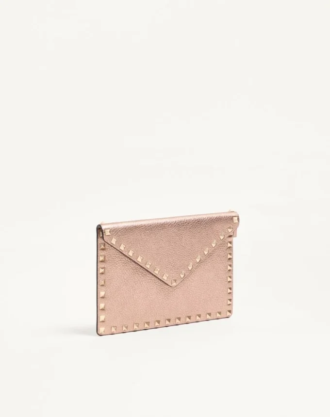 Rockstud Laminierte Clutch aus genarbtem Kalbsleder Rockstud Laminierte Clutch aus genarbtem Kalbsleder