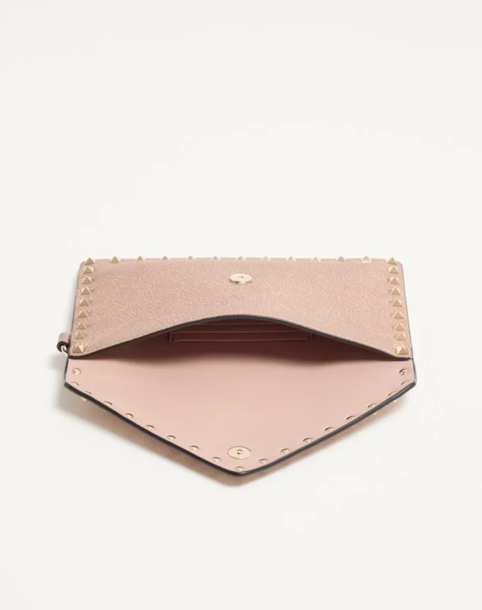 Rockstud Laminierte Clutch aus genarbtem Kalbsleder Rockstud Laminierte Clutch aus genarbtem Kalbsleder