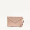 Rockstud Laminierte Clutch aus genarbtem Kalbsleder Rockstud Laminierte Clutch aus genarbtem Kalbsleder