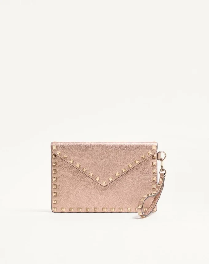 Rockstud Laminierte Clutch aus genarbtem Kalbsleder Rockstud Laminierte Clutch aus genarbtem Kalbsleder