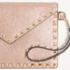 Rockstud Laminierte Clutch aus genarbtem Kalbsleder Rockstud Laminierte Clutch aus genarbtem Kalbsleder