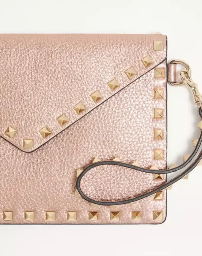 Rockstud Laminierte Clutch aus genarbtem Kalbsleder Rockstud Laminierte Clutch aus genarbtem Kalbsleder