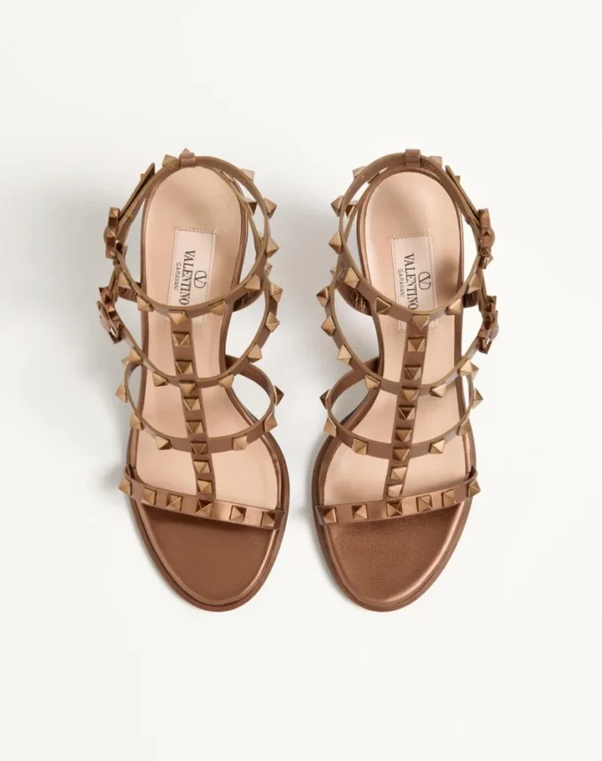 Rockstud Metallic-Kalbsleder-Sandalen mit Fesselriemchen und 90-mm-Absatz