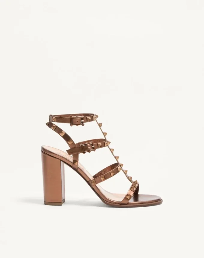 Rockstud Metallic-Kalbsleder-Sandalen mit Fesselriemchen und 90-mm-Absatz