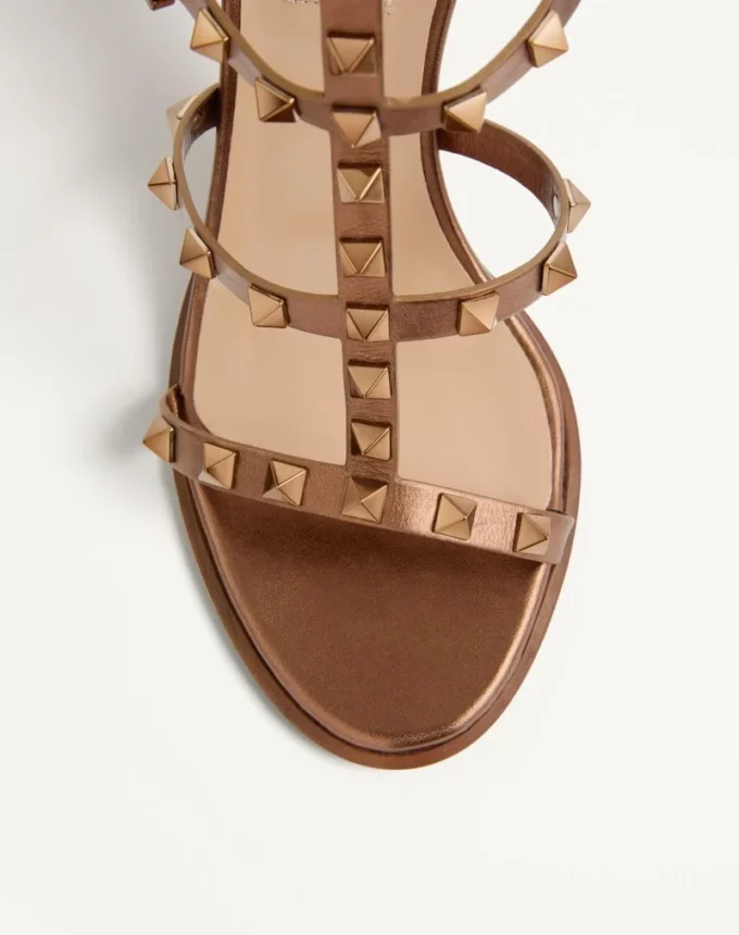 Rockstud Metallic-Kalbsleder-Sandalen mit Fesselriemchen und 90-mm-Absatz