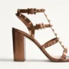 Rockstud Metallic-Kalbsleder-Sandalen mit Fesselriemchen und 90-mm-Absatz