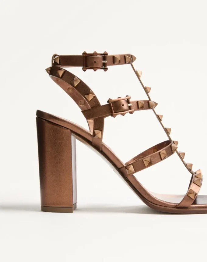 Rockstud Metallic-Kalbsleder-Sandalen mit Fesselriemchen und 90-mm-Absatz
