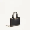 Rockstud Mini-Einkaufstasche aus genarbtem Kalbsleder Rockstud Mini-Einkaufstasche aus genarbtem Kalbsleder