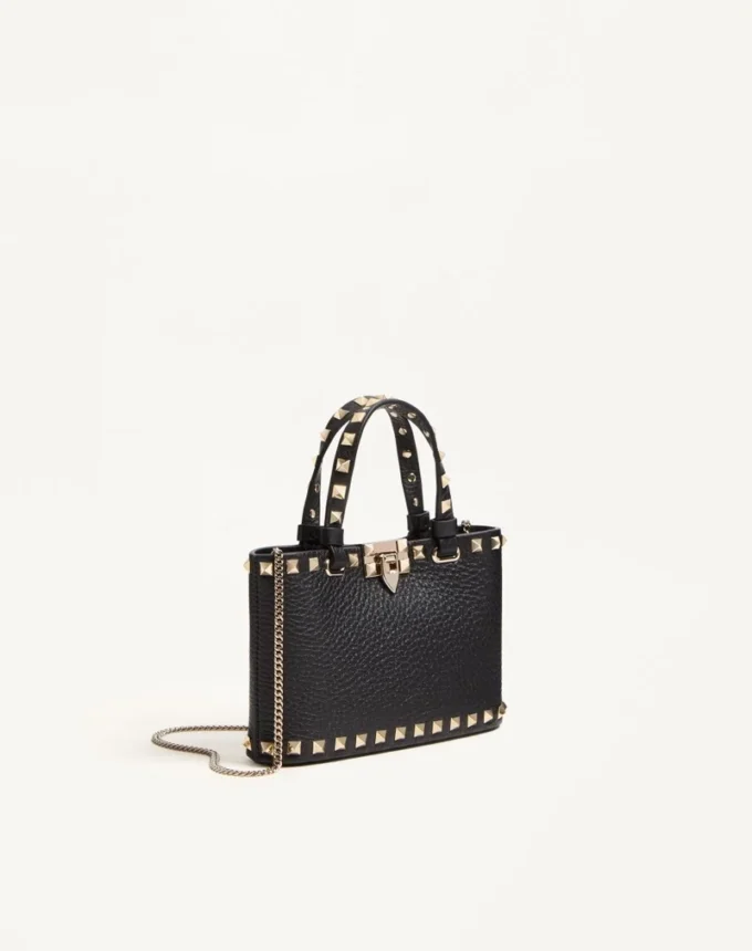 Rockstud Mini-Einkaufstasche aus genarbtem Kalbsleder Rockstud Mini-Einkaufstasche aus genarbtem Kalbsleder