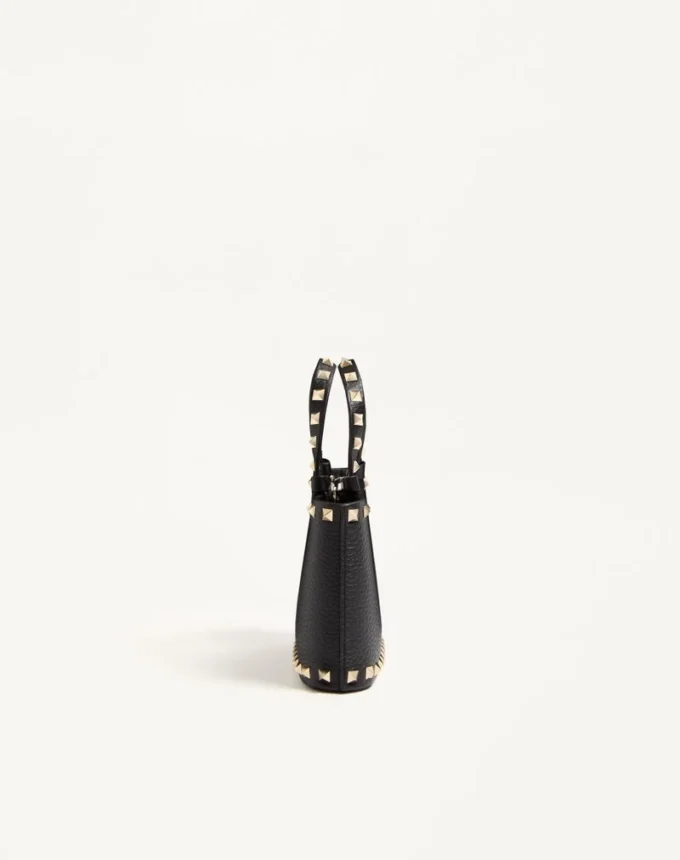 Rockstud Mini-Einkaufstasche aus genarbtem Kalbsleder Rockstud Mini-Einkaufstasche aus genarbtem Kalbsleder