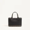 Rockstud Mini-Einkaufstasche aus genarbtem Kalbsleder Rockstud Mini-Einkaufstasche aus genarbtem Kalbsleder