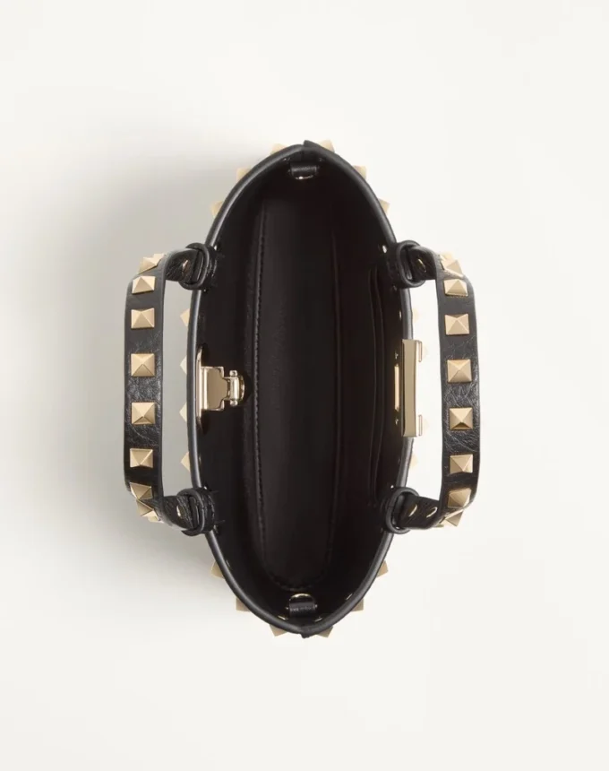 Rockstud Mini-Einkaufstasche aus genarbtem Kalbsleder Rockstud Mini-Einkaufstasche aus genarbtem Kalbsleder