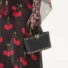 Rockstud Mini-Einkaufstasche aus genarbtem Kalbsleder Rockstud Mini-Einkaufstasche aus genarbtem Kalbsleder