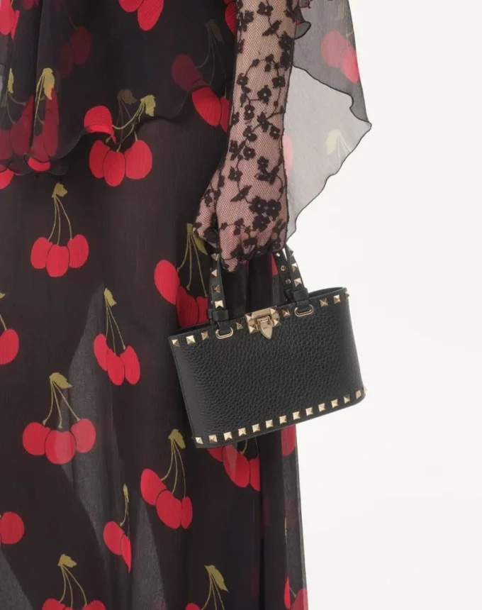 Rockstud Mini-Einkaufstasche aus genarbtem Kalbsleder Rockstud Mini-Einkaufstasche aus genarbtem Kalbsleder
