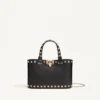 Rockstud Mini-Einkaufstasche aus genarbtem Kalbsleder Rockstud Mini-Einkaufstasche aus genarbtem Kalbsleder