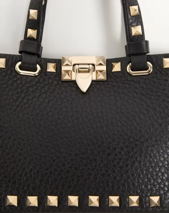 Rockstud Mini-Einkaufstasche aus genarbtem Kalbsleder Rockstud Mini-Einkaufstasche aus genarbtem Kalbsleder