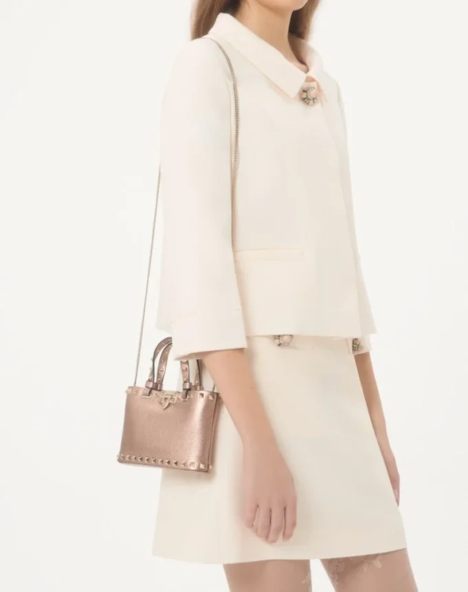 Rockstud Mini-Shoppingtasche aus laminiertem genarbtem Kalbsleder Rockstud Mini-Shoppingtasche aus laminiertem genarbtem Kalbsleder
