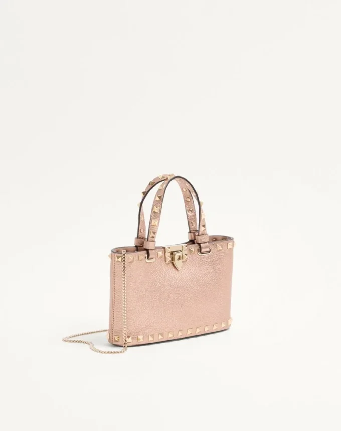 Rockstud Mini-Shoppingtasche aus laminiertem genarbtem Kalbsleder Rockstud Mini-Shoppingtasche aus laminiertem genarbtem Kalbsleder