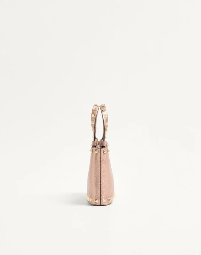 Rockstud Mini-Shoppingtasche aus laminiertem genarbtem Kalbsleder Rockstud Mini-Shoppingtasche aus laminiertem genarbtem Kalbsleder