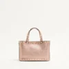 Rockstud Mini-Shoppingtasche aus laminiertem genarbtem Kalbsleder Rockstud Mini-Shoppingtasche aus laminiertem genarbtem Kalbsleder