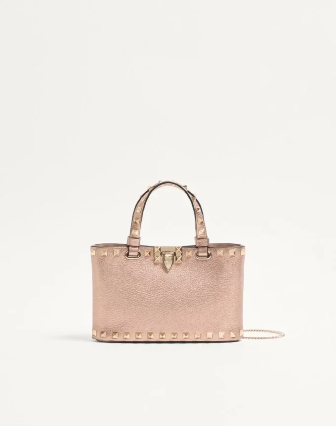 Rockstud Mini-Shoppingtasche aus laminiertem genarbtem Kalbsleder Rockstud Mini-Shoppingtasche aus laminiertem genarbtem Kalbsleder