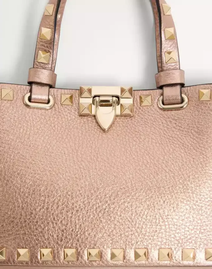 Rockstud Mini-Shoppingtasche aus laminiertem genarbtem Kalbsleder Rockstud Mini-Shoppingtasche aus laminiertem genarbtem Kalbsleder