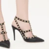 Rockstud Pumps aus genarbtem Leder mit Fesselriemchen, 100 mm Rockstud Pumps aus genarbtem Leder mit Fesselriemchen, 100 mm