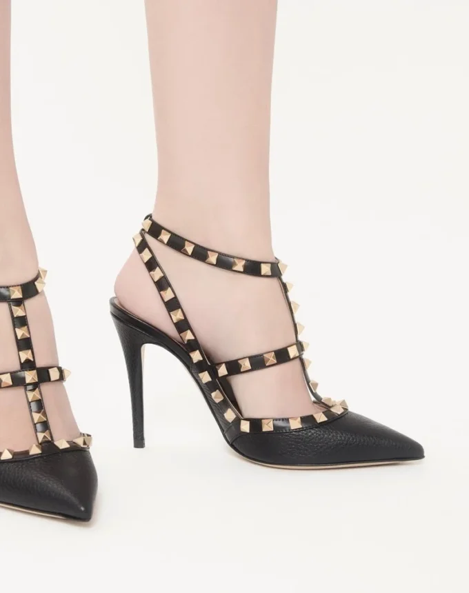 Rockstud Pumps aus genarbtem Leder mit Fesselriemchen, 100 mm Rockstud Pumps aus genarbtem Leder mit Fesselriemchen, 100 mm