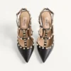 Rockstud Pumps aus genarbtem Leder mit Fesselriemchen, 100 mm Rockstud Pumps aus genarbtem Leder mit Fesselriemchen, 100 mm